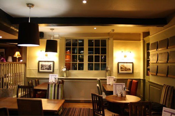 Castle And Ball By Greene King Inns Marlborough Restoran gambar